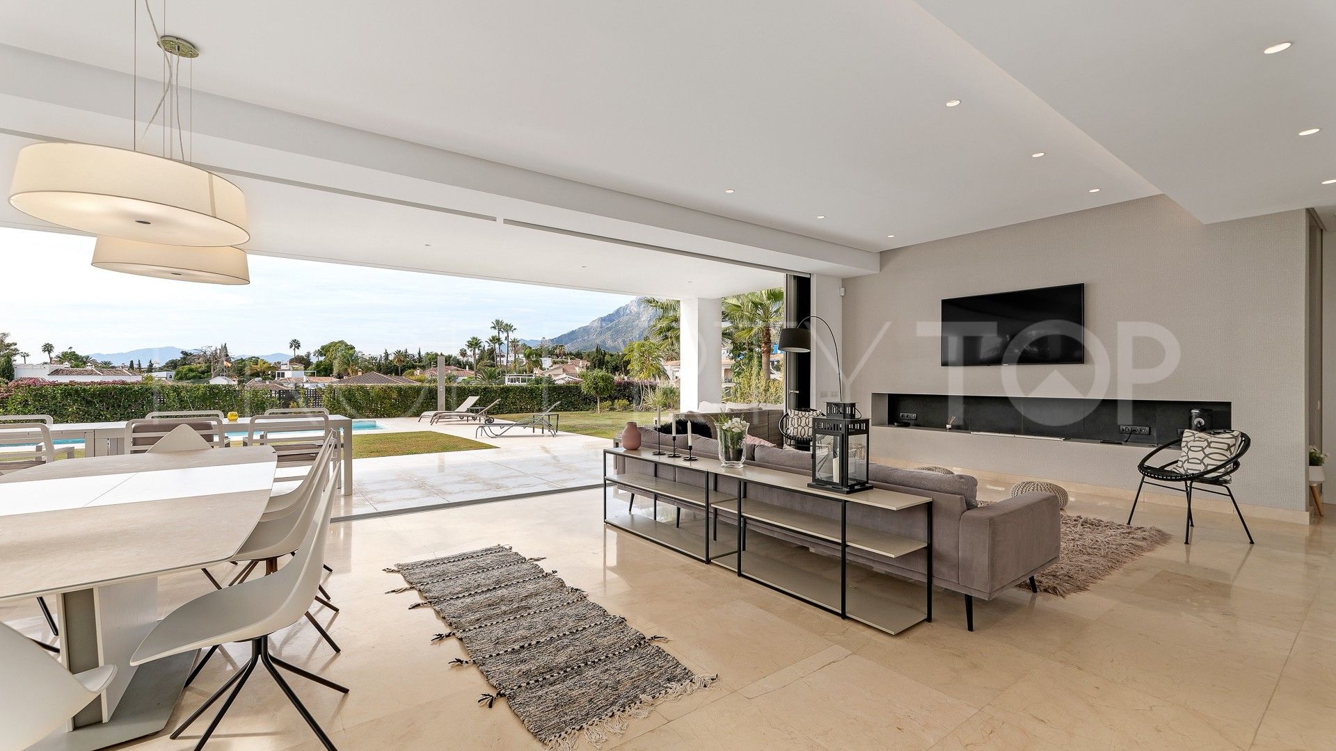 Villa for sale in Rio Real with 4 bedrooms