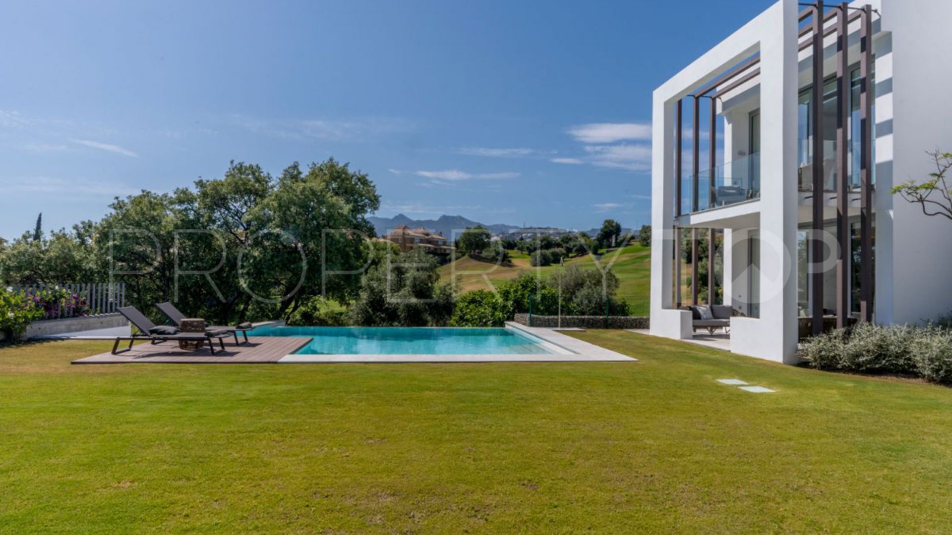 Villa for sale in Los Monteros