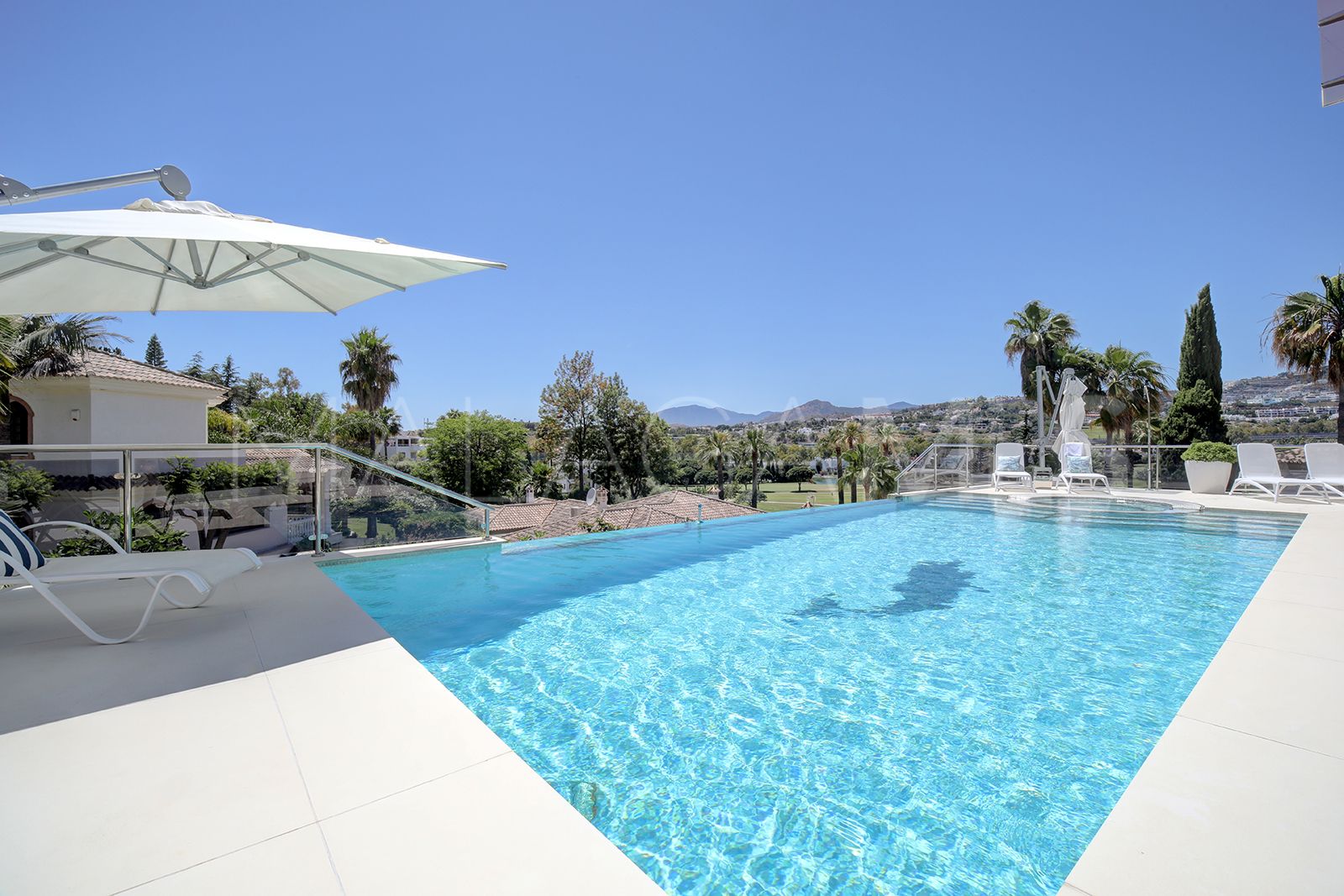 Villa for sale in Nueva Andalucia