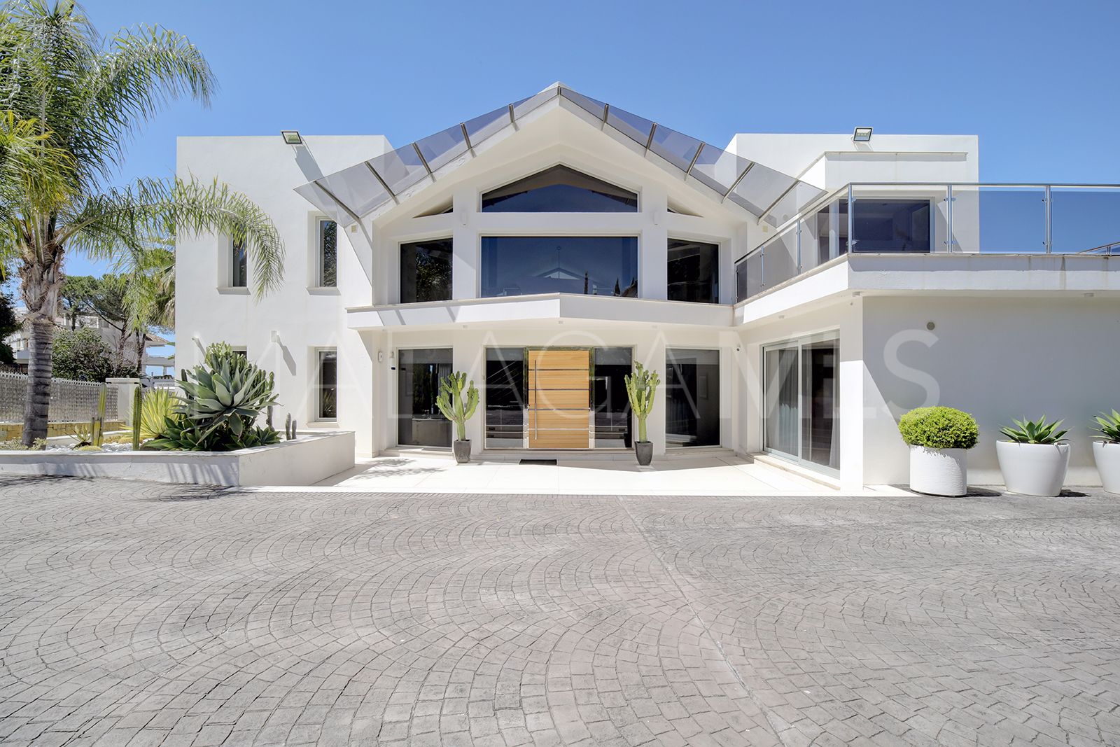 Villa for sale in Nueva Andalucia