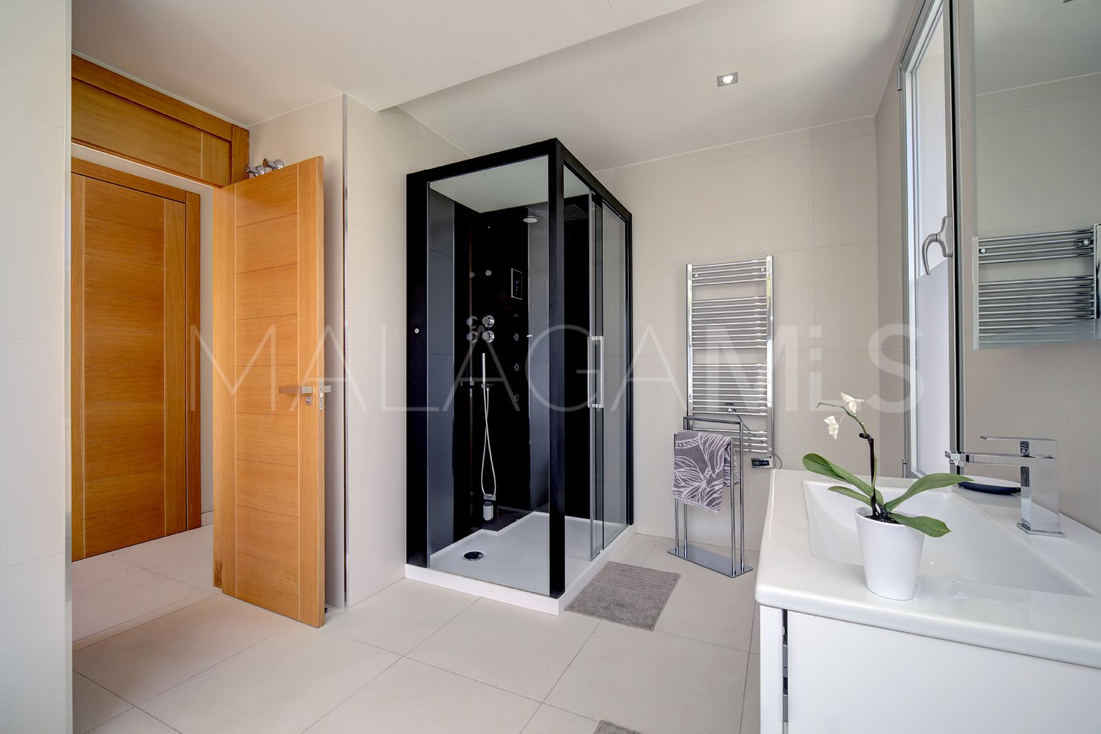 Villa for sale in Nueva Andalucia