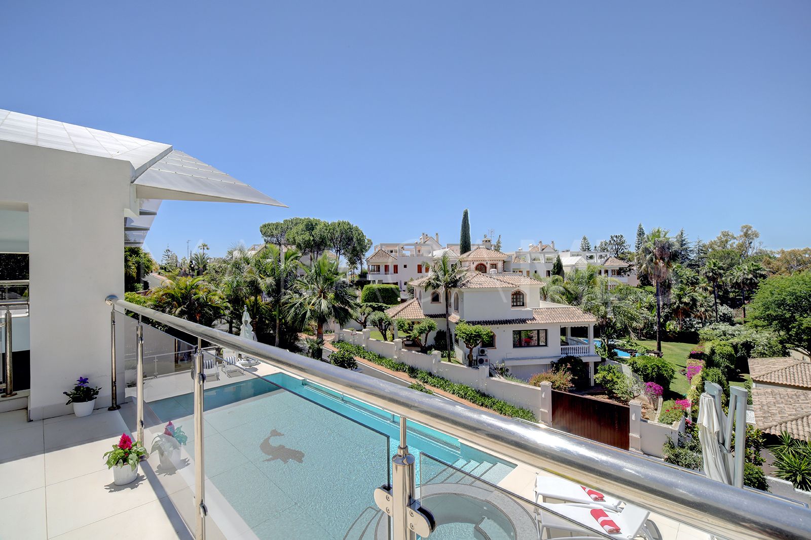 Villa for sale in Nueva Andalucia