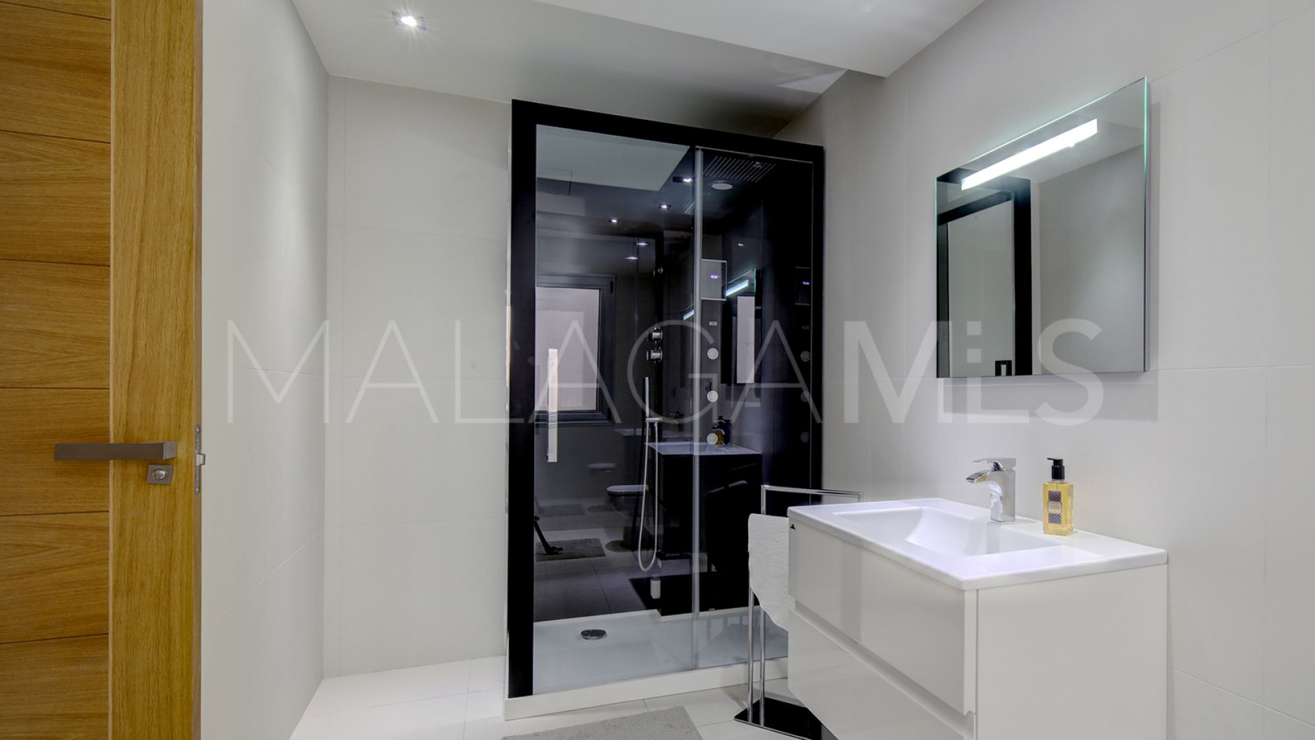Villa for sale in Nueva Andalucia