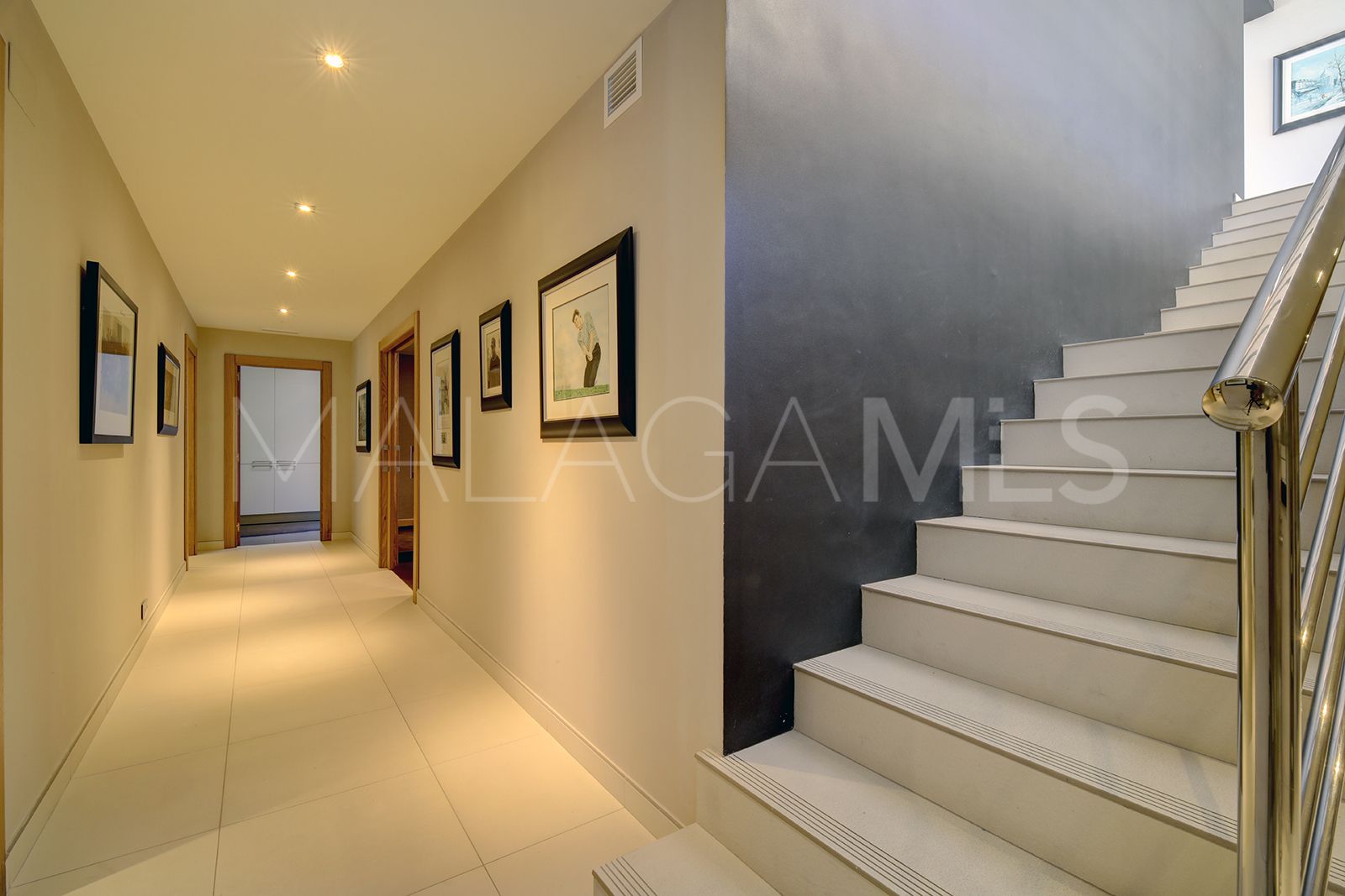 Villa for sale in Nueva Andalucia