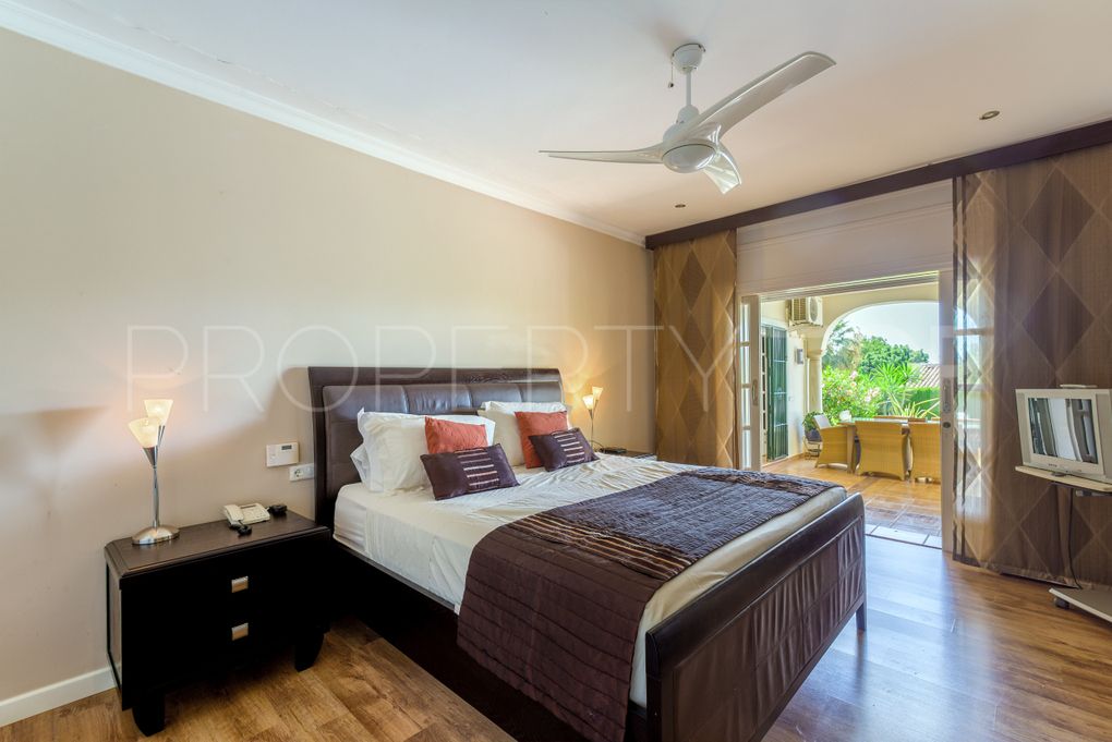For sale villa with 4 bedrooms in Hacienda las Chapas