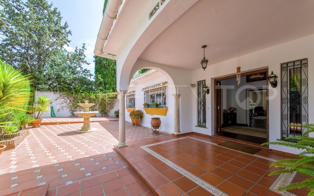 For sale villa with 4 bedrooms in Hacienda las Chapas