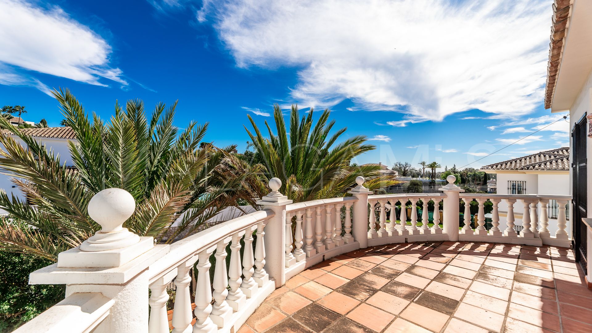 Villa for sale in Elviria