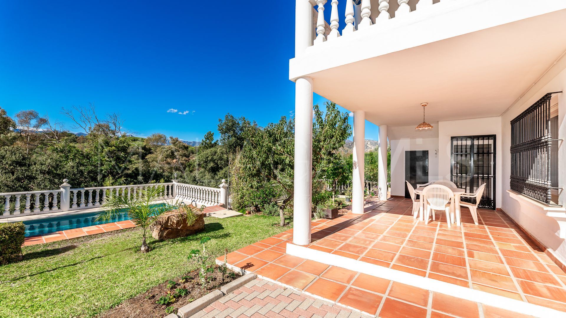 Villa for sale in Elviria