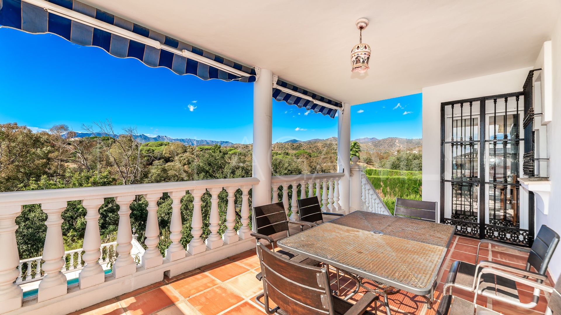 Villa for sale in Elviria