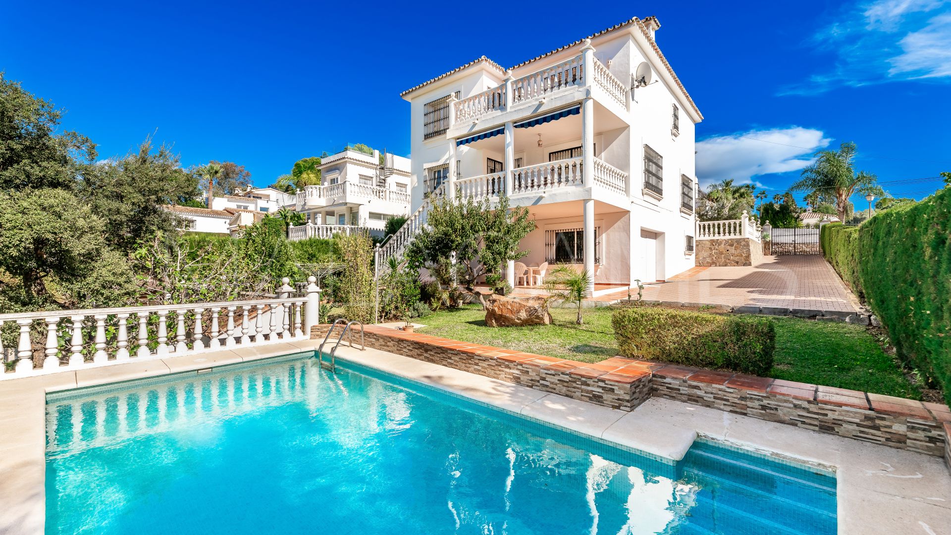 Villa for sale in Elviria