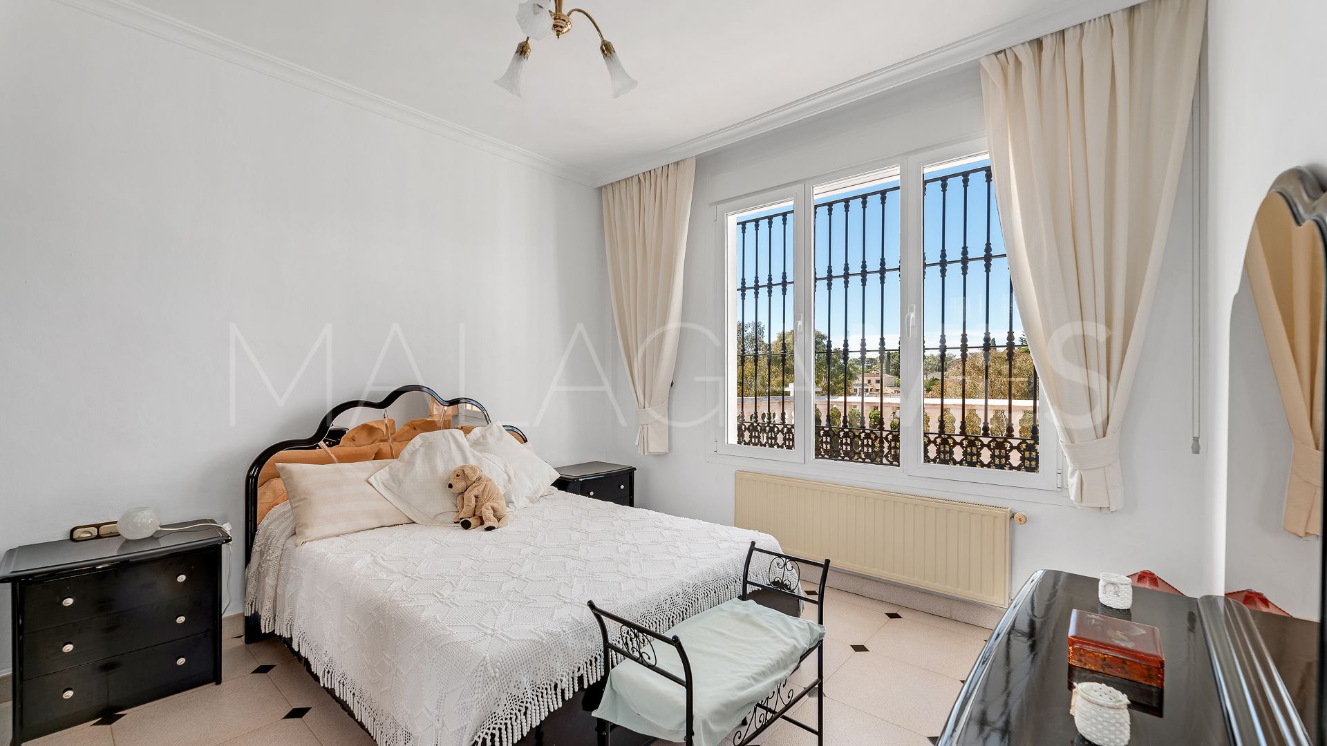 Villa for sale in Elviria