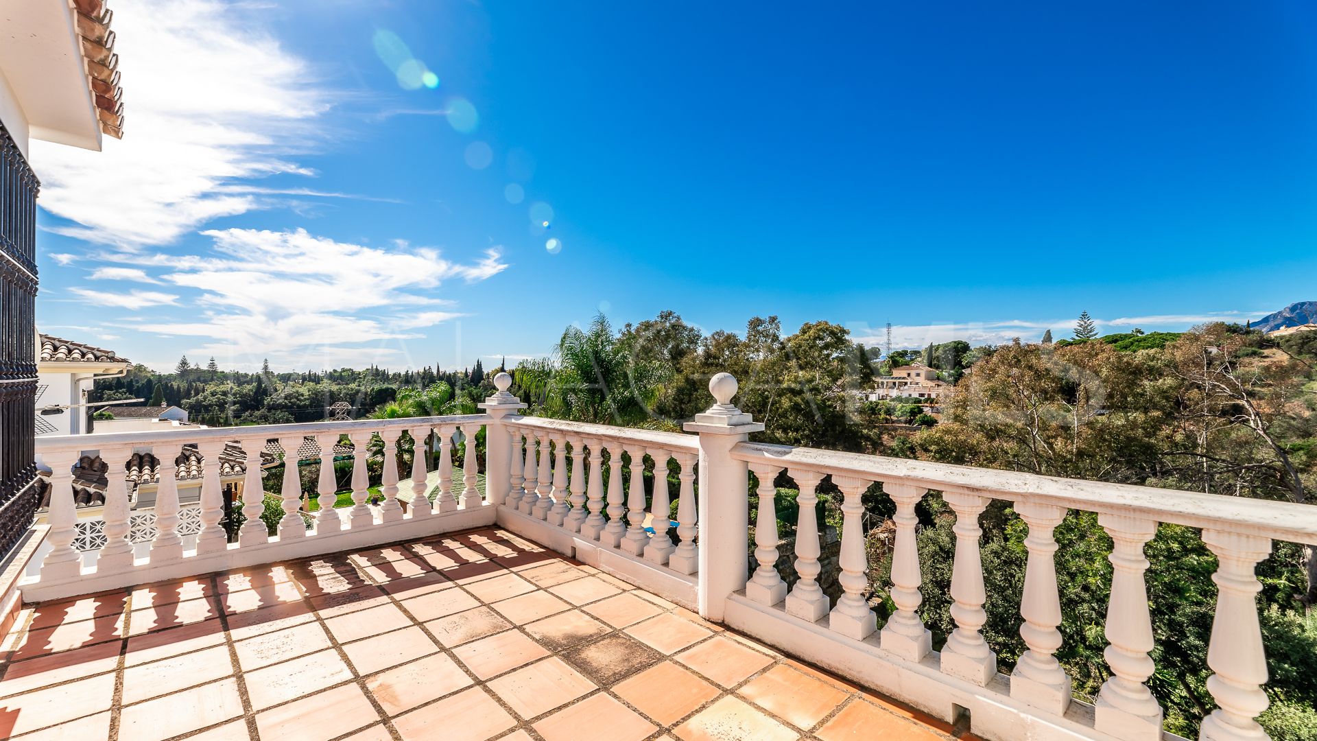 Villa for sale in Elviria