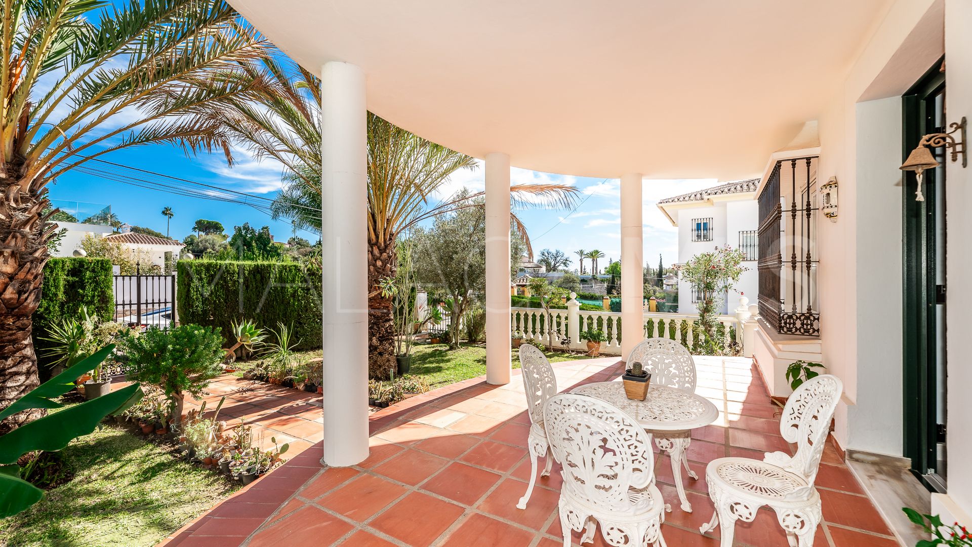 Villa for sale in Elviria