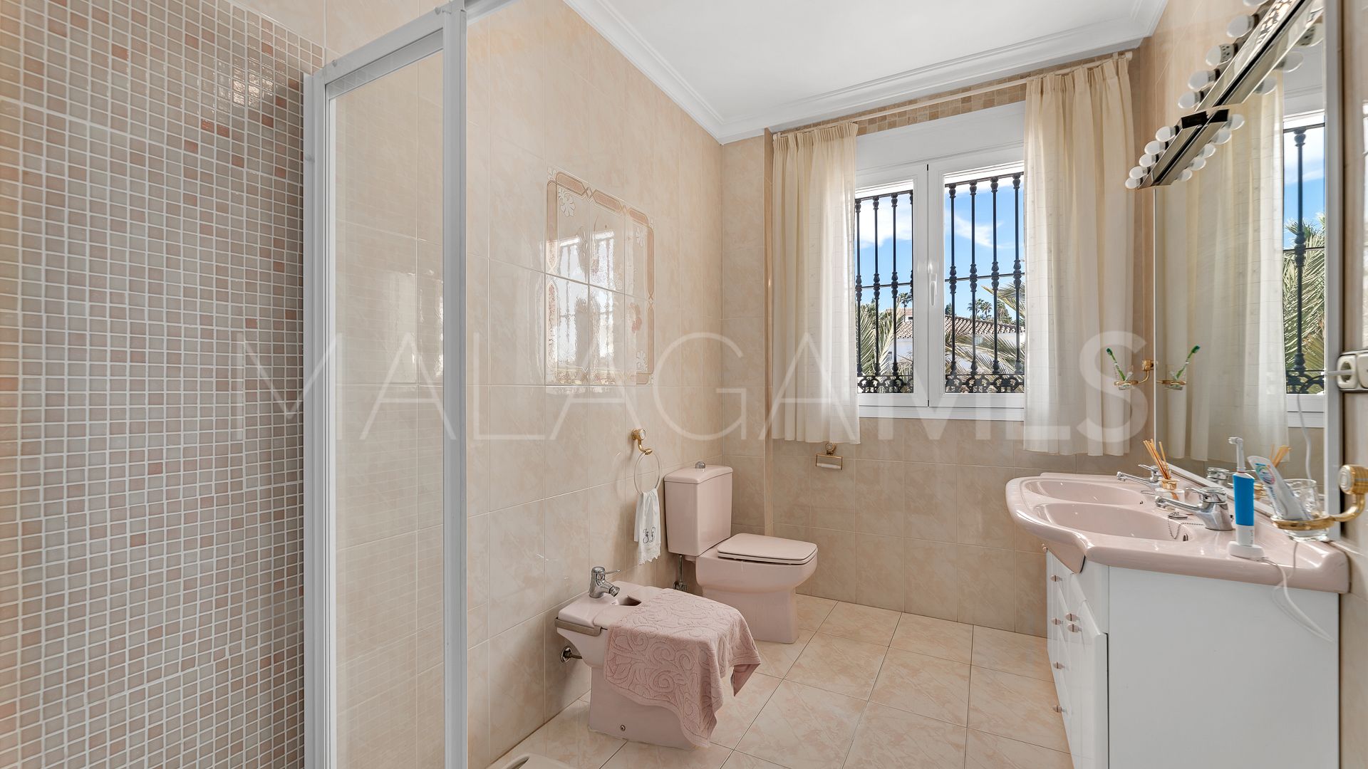 Villa for sale in Elviria
