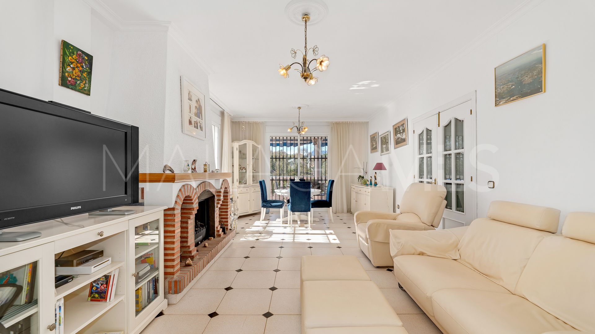 Villa for sale in Elviria