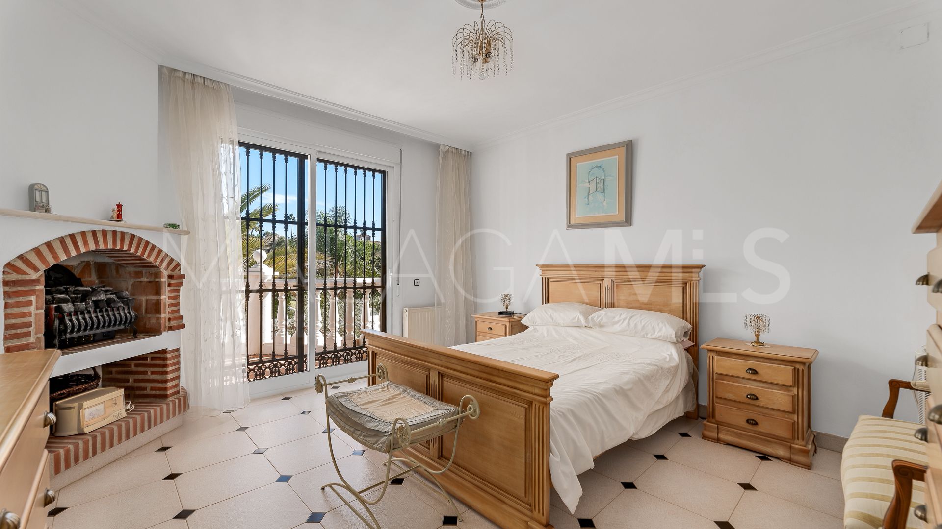 Villa for sale in Elviria