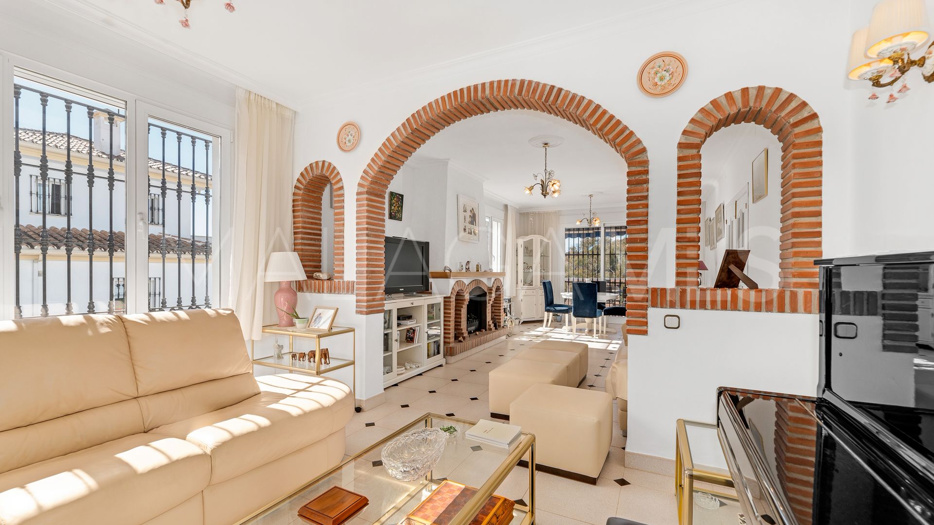 Villa for sale in Elviria