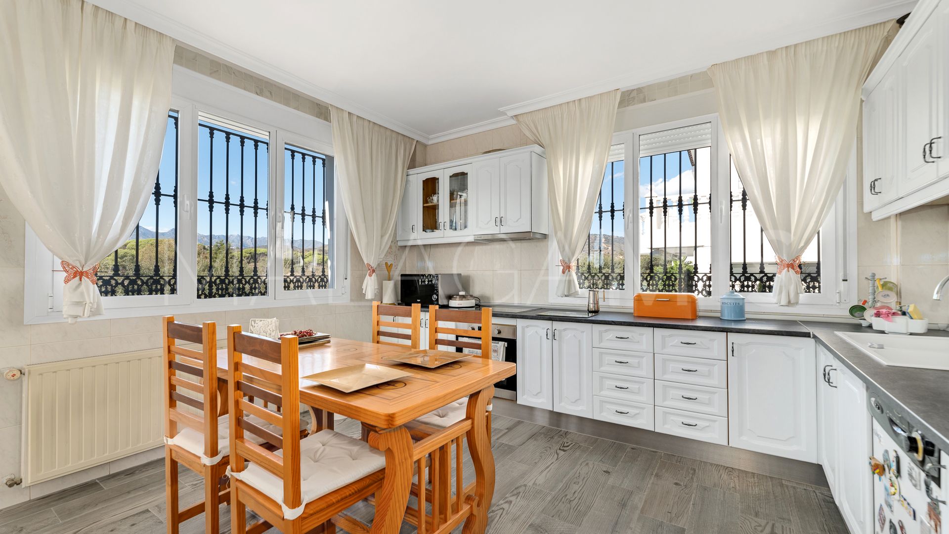 Villa for sale in Elviria