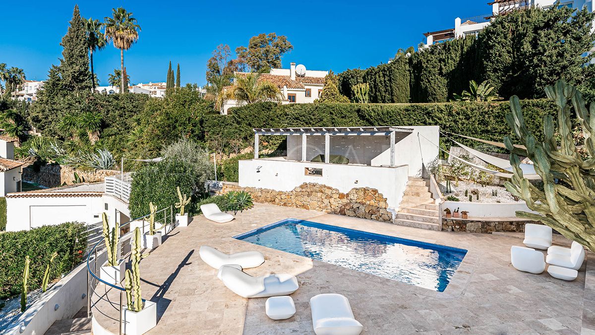 Villa for sale in Nueva Andalucia