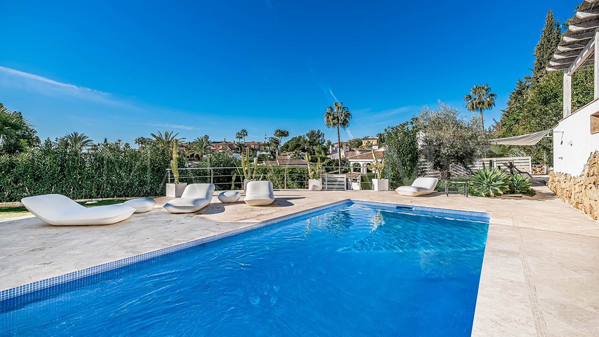 Villa for sale in Nueva Andalucia