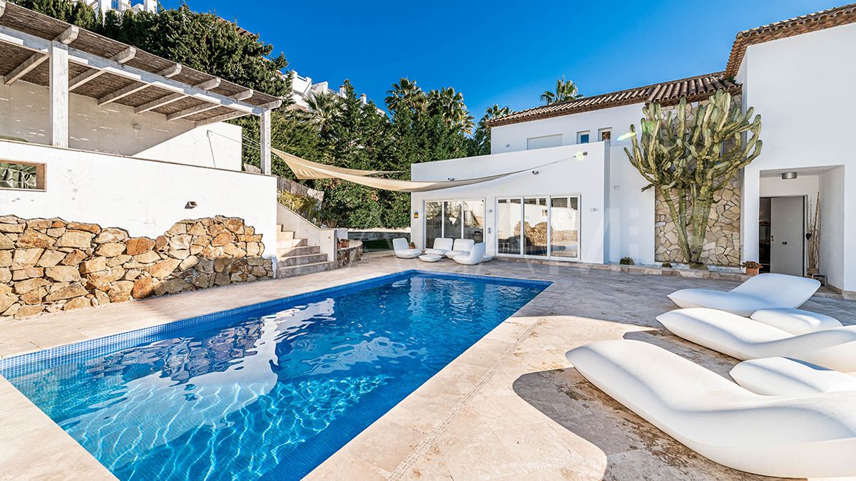 Villa for sale in Nueva Andalucia