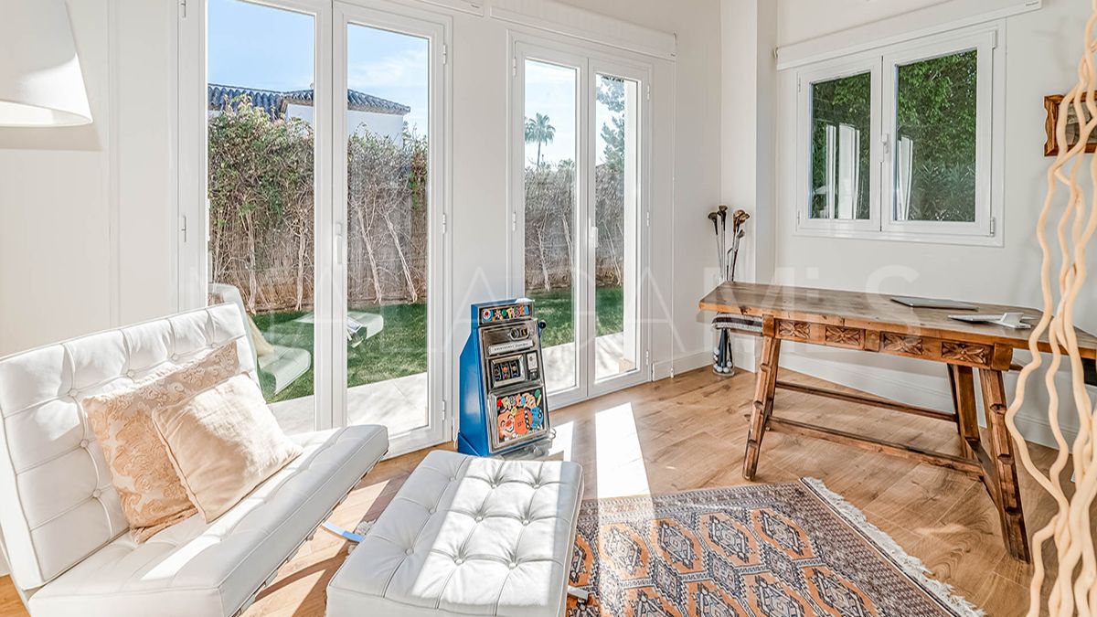 Villa for sale in Nueva Andalucia