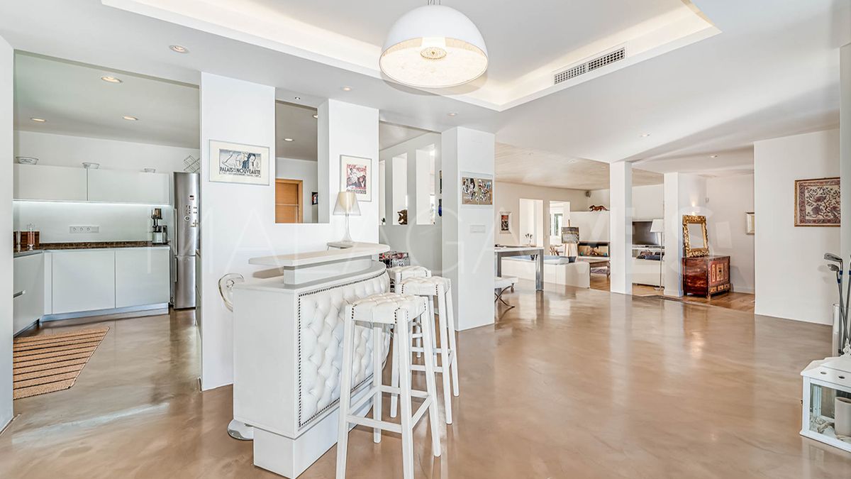 Villa for sale in Nueva Andalucia