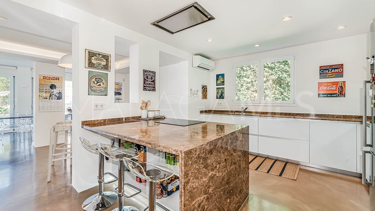 Villa for sale in Nueva Andalucia