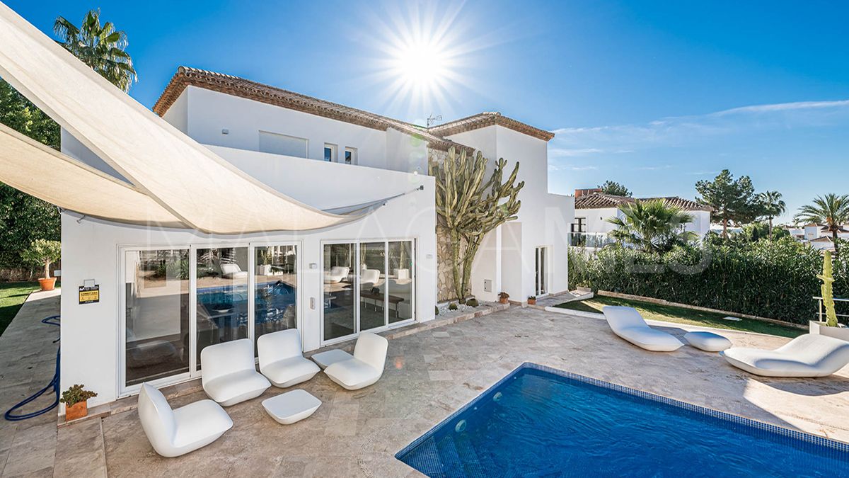 Villa for sale in Nueva Andalucia