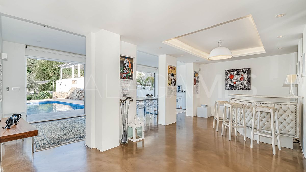 Villa for sale in Nueva Andalucia