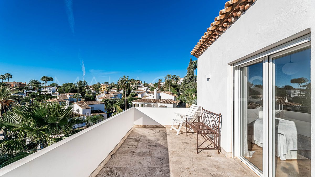 Villa for sale in Nueva Andalucia
