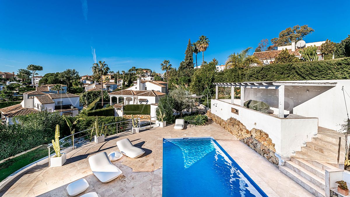 Villa for sale in Nueva Andalucia