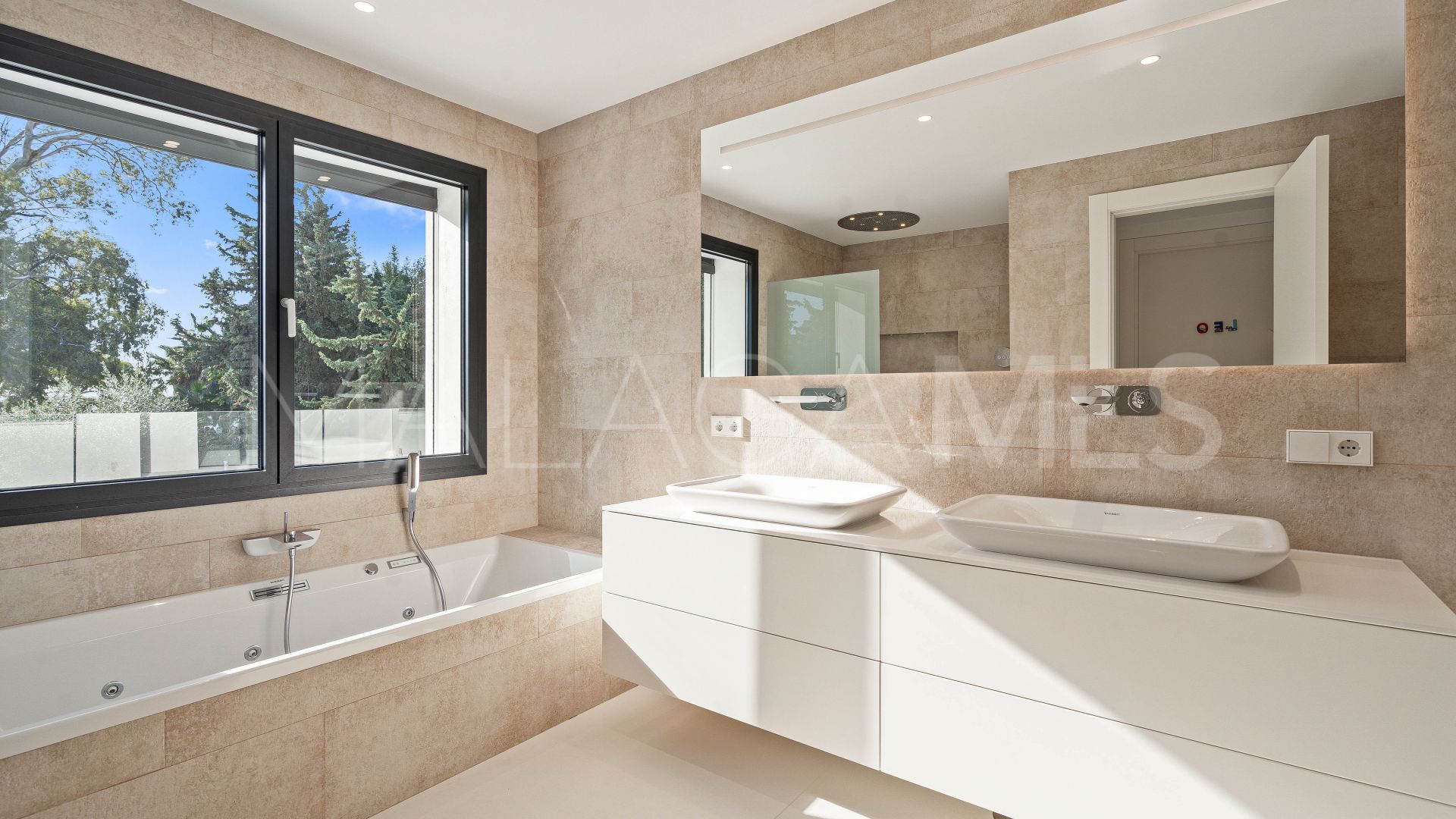 Villa for sale in Guadalmina Baja de 7 bedrooms