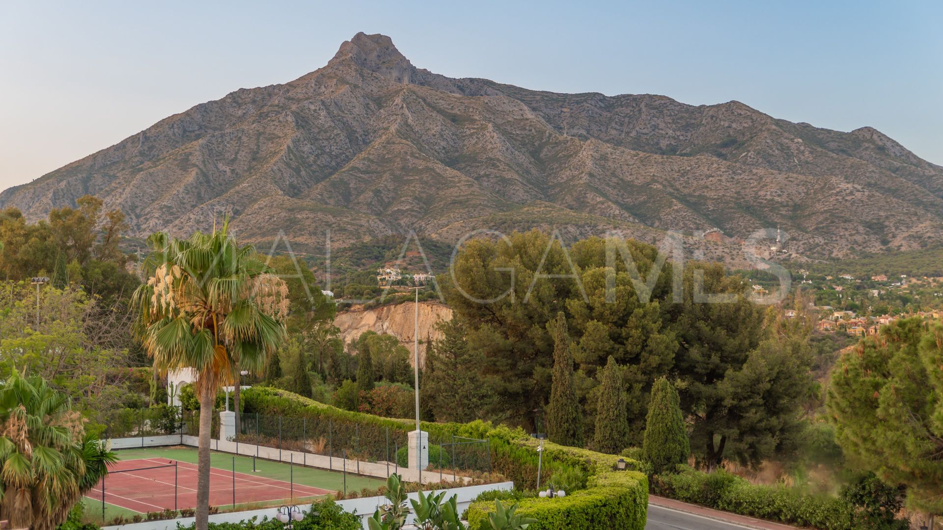 Duplex for sale in Marbella Golden Mile