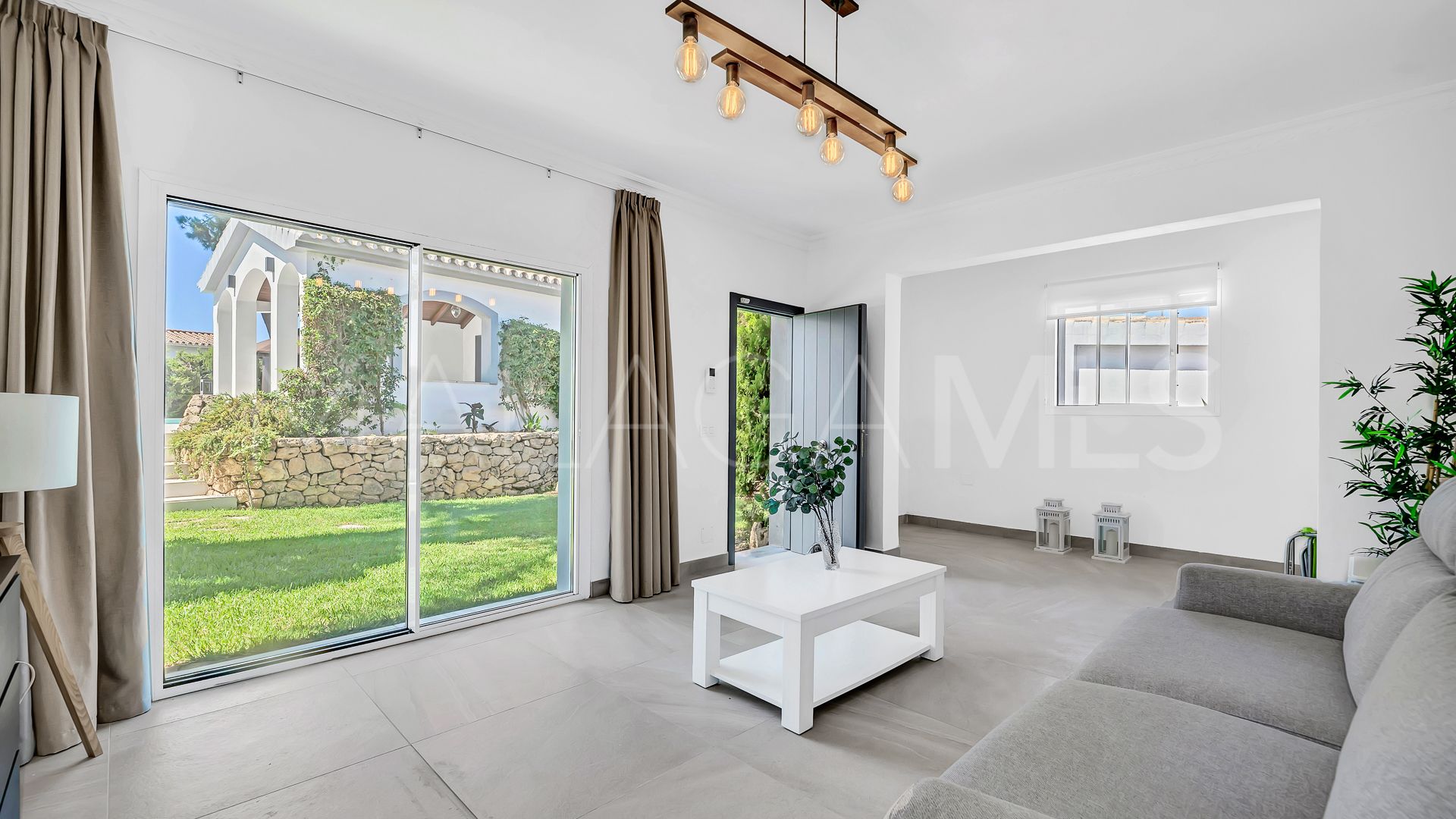 Villa for sale in Elviria