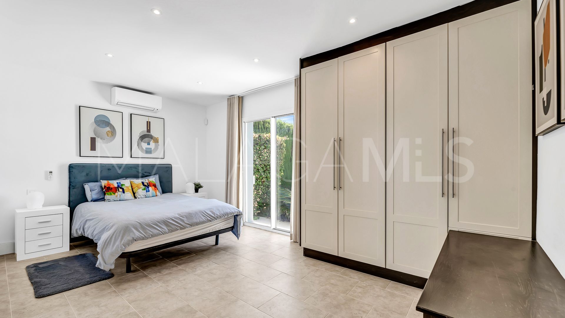 Villa for sale in Elviria