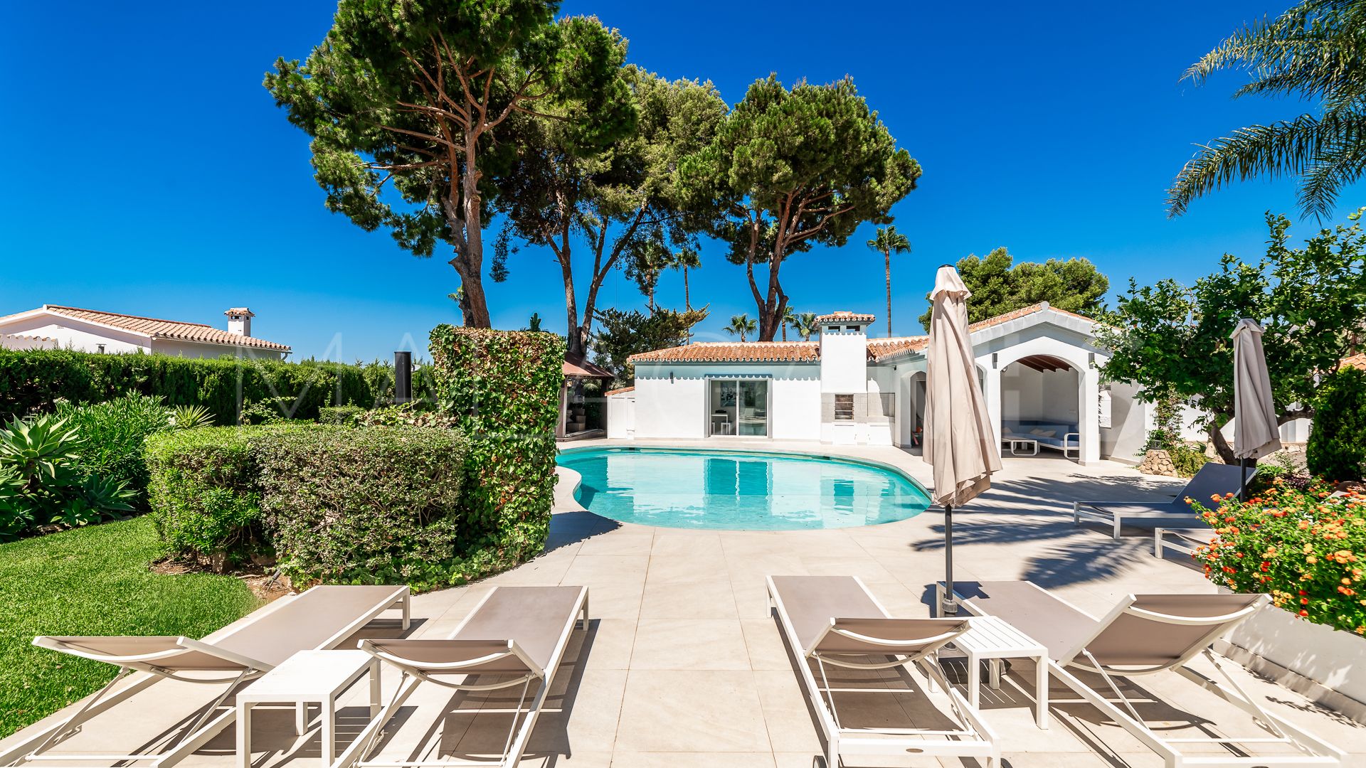 Villa for sale in Elviria