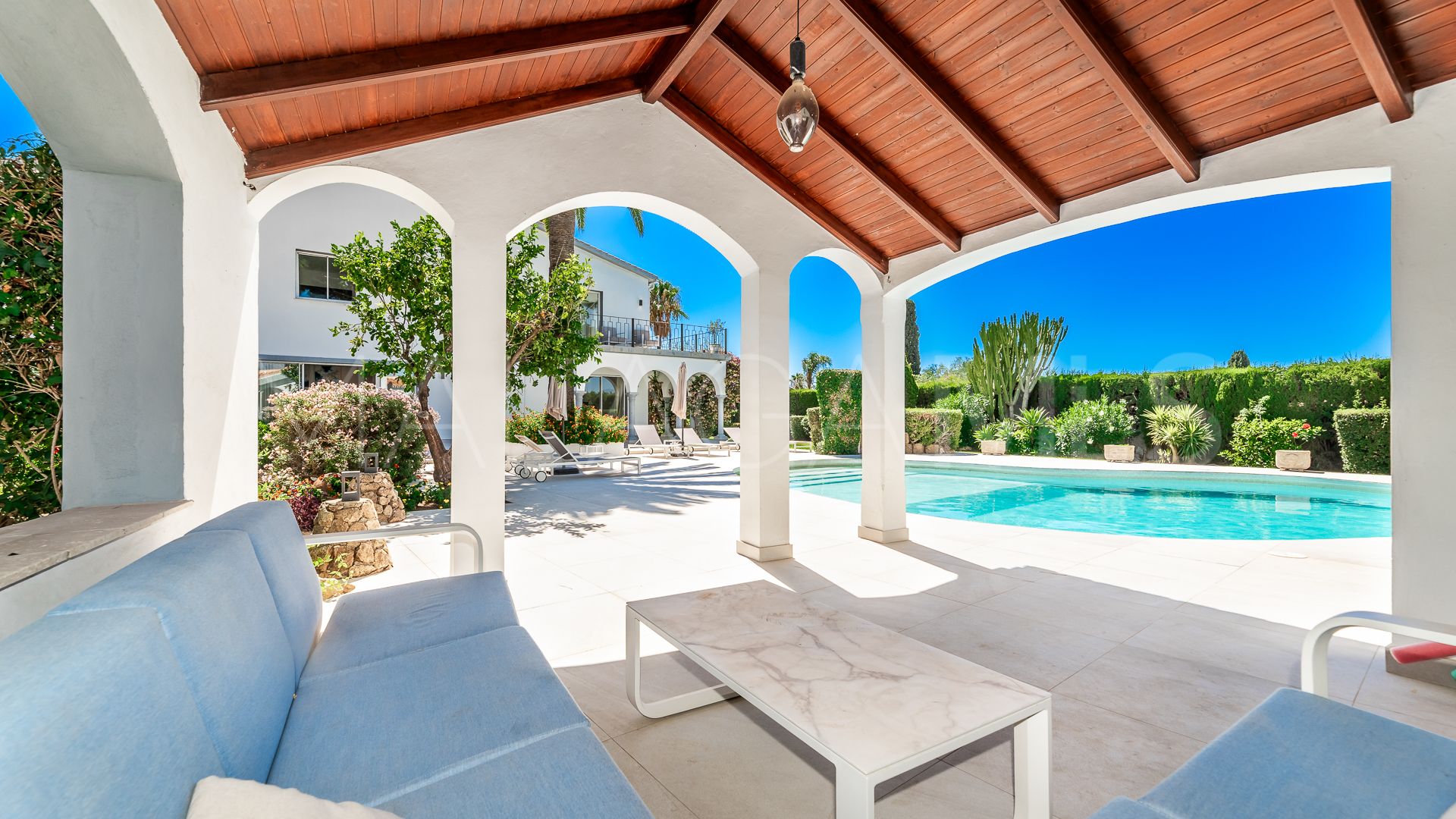 Villa for sale in Elviria