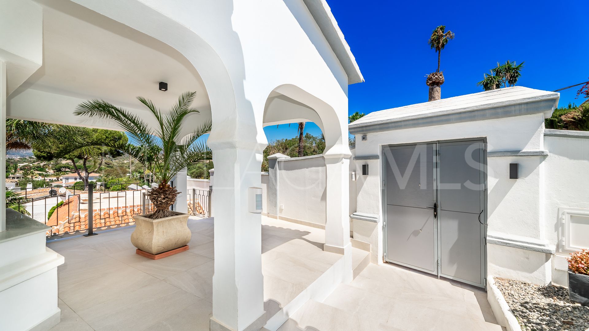 Villa for sale in Elviria