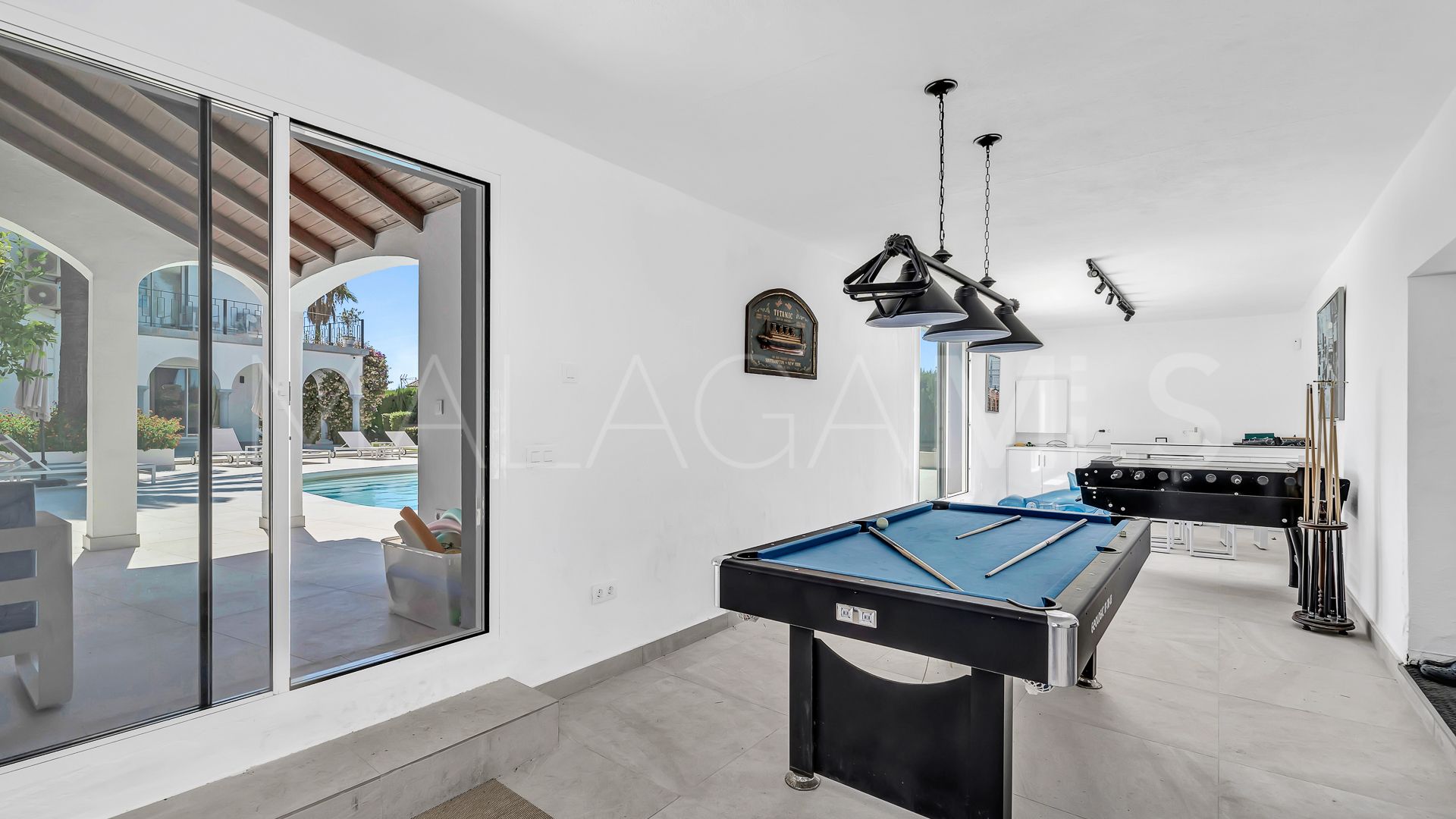 Villa for sale in Elviria