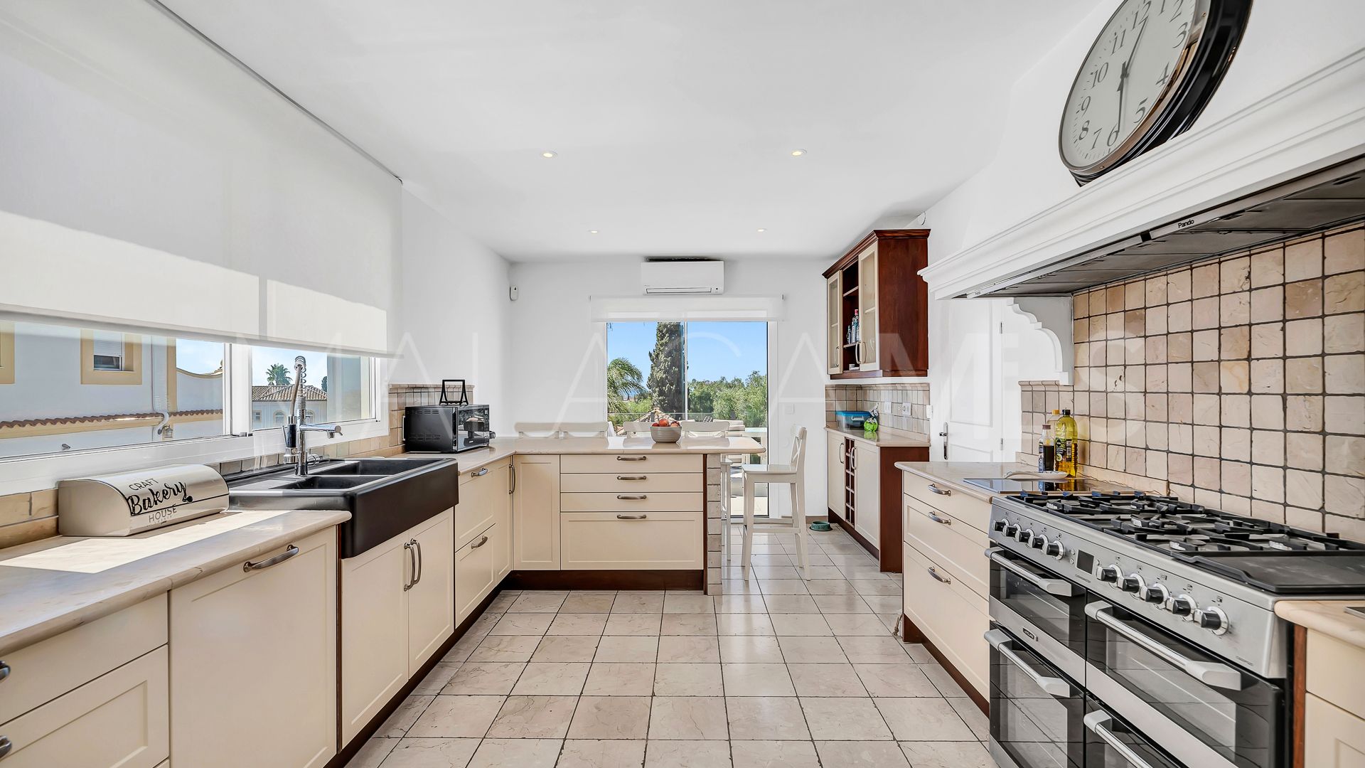 Villa for sale in Elviria
