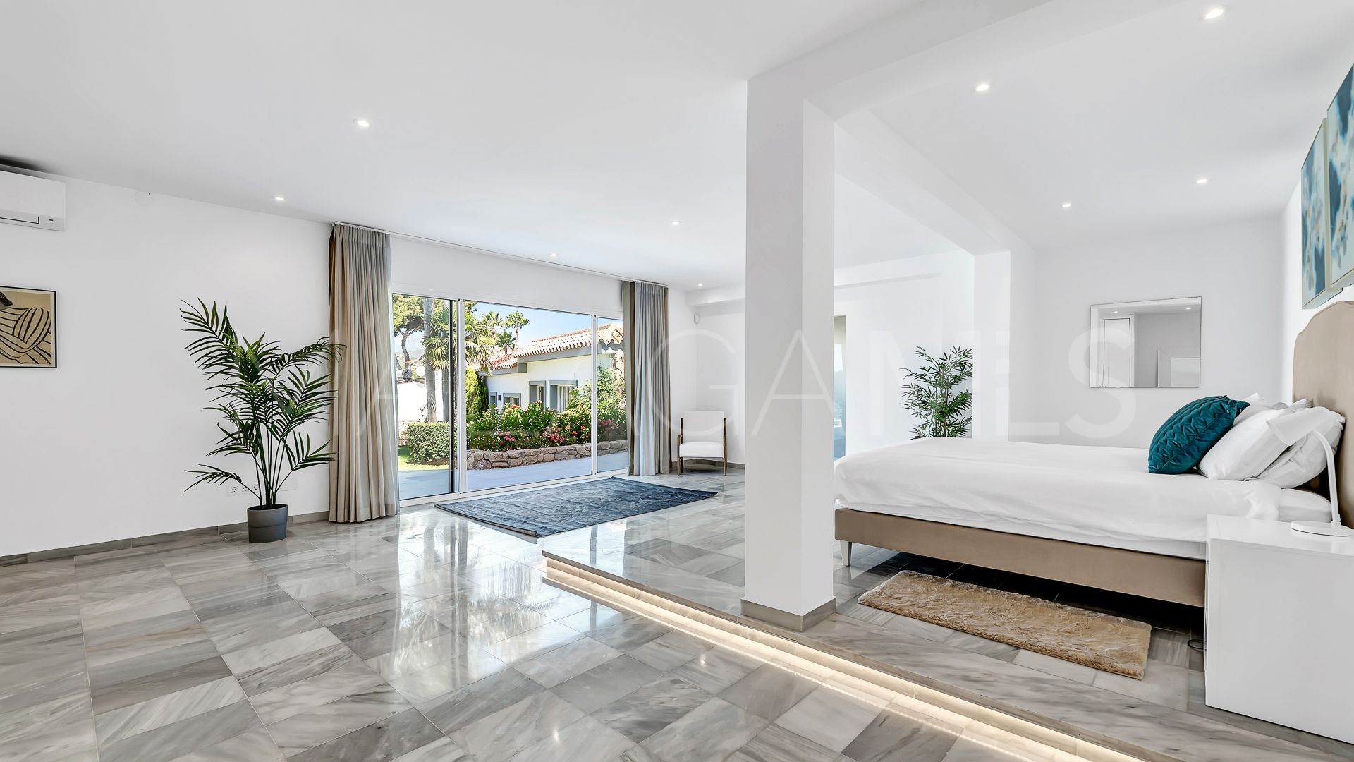 Villa for sale in Elviria