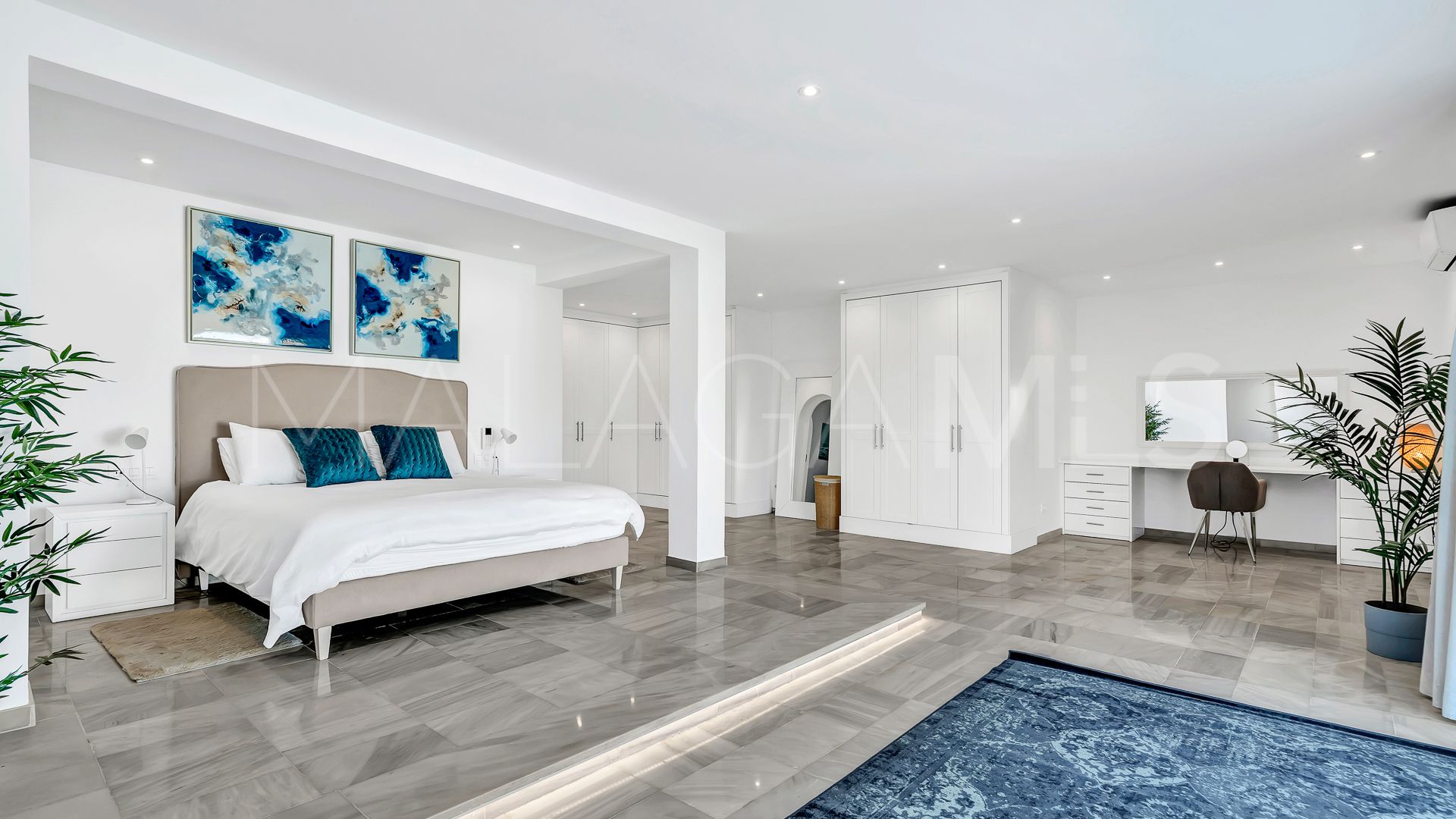Villa for sale in Elviria