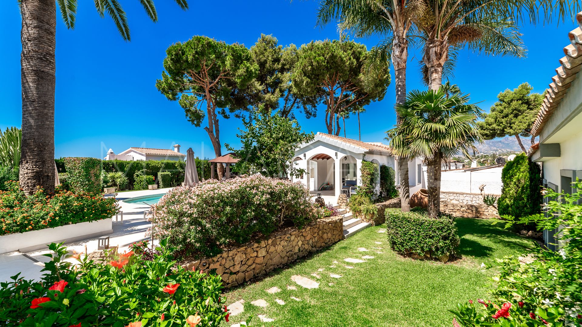 Villa for sale in Elviria
