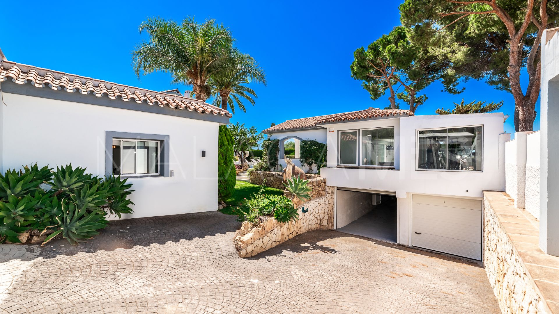 Villa for sale in Elviria