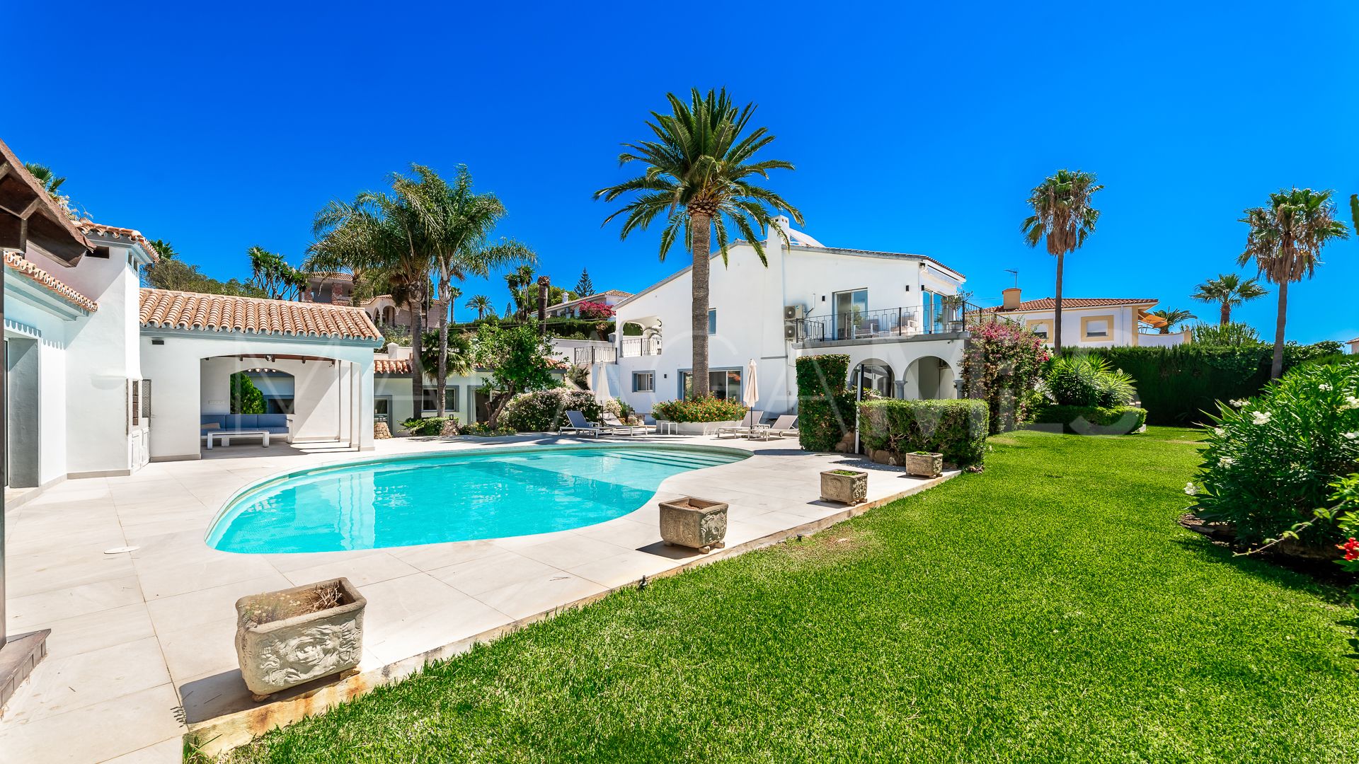 Villa for sale in Elviria