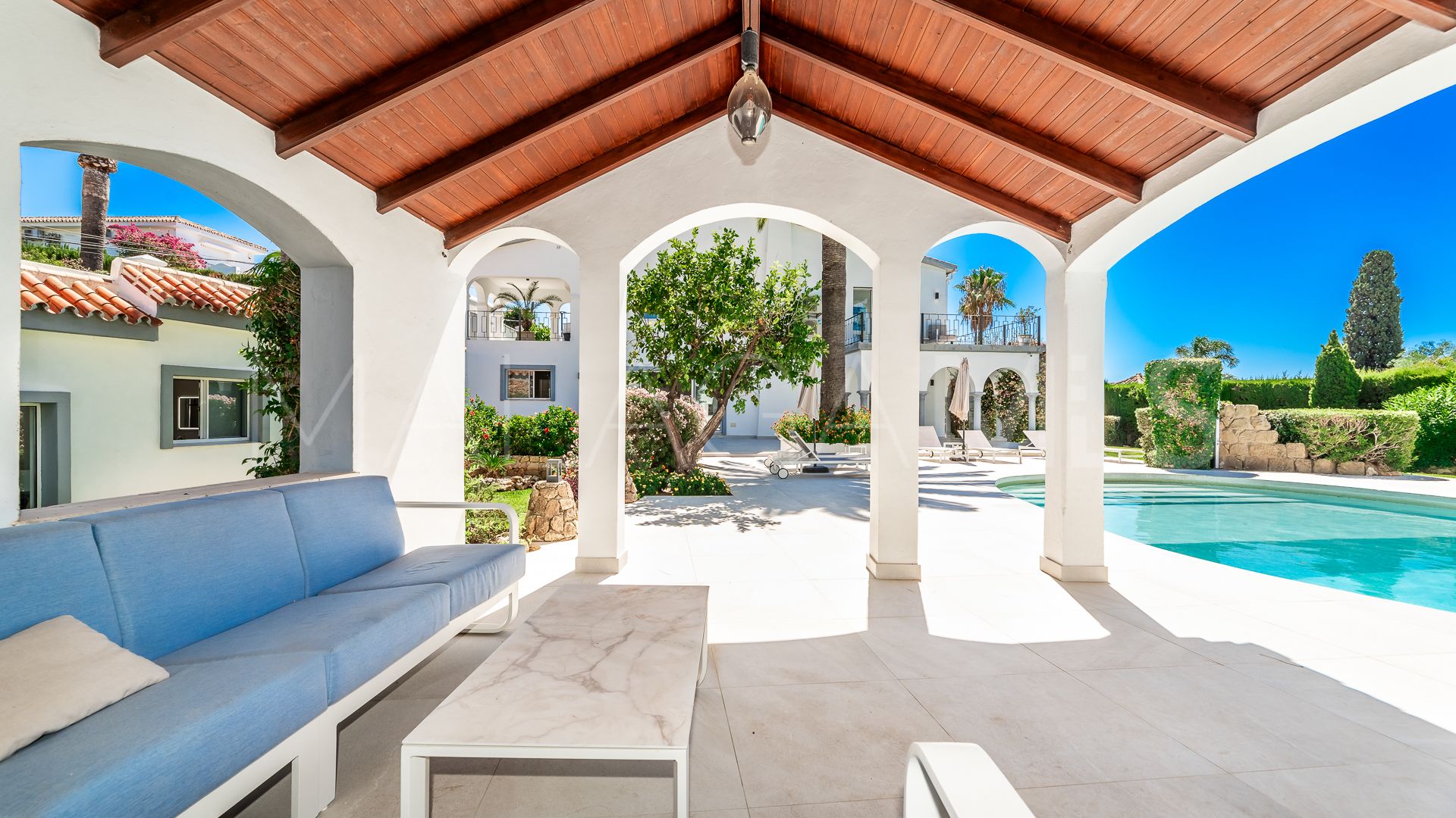 Villa for sale in Elviria