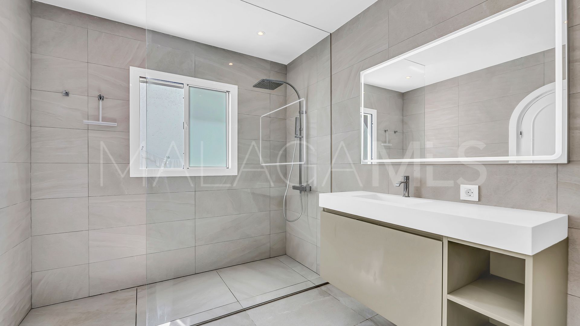Villa for sale in Elviria