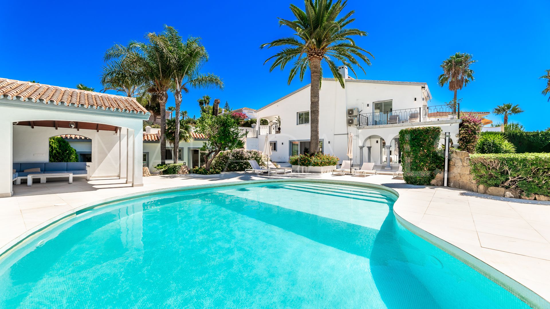 Villa for sale in Elviria