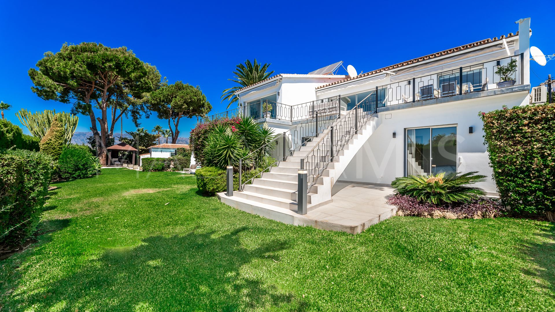 Villa for sale in Elviria